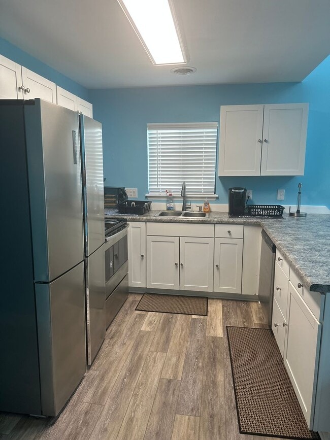 Building Photo - Fully furnished condo minutes from the beach!