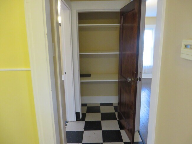 Building Photo - 826 Nuttman Ave