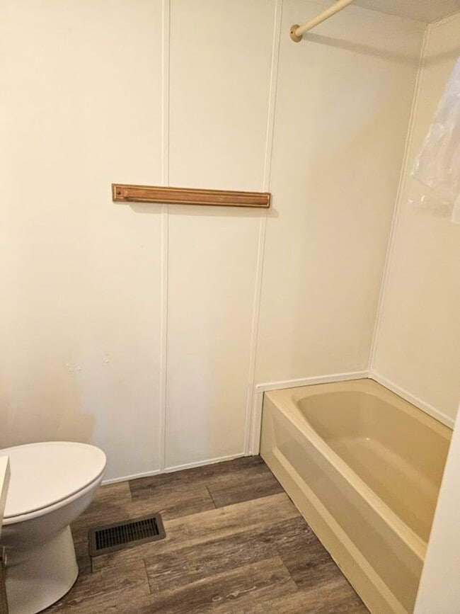 Building Photo - Charming 2 Bed, 2 Bath Mobile Home in a Qu...