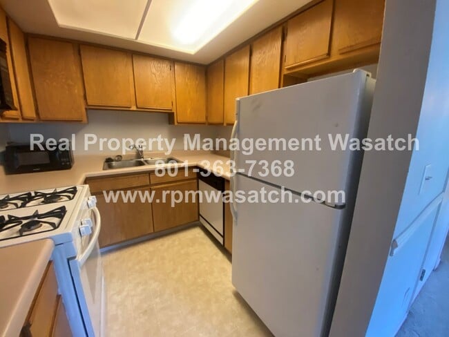 Building Photo - Charming 3 Bedroom 2 Bathroom Downtown Condo!