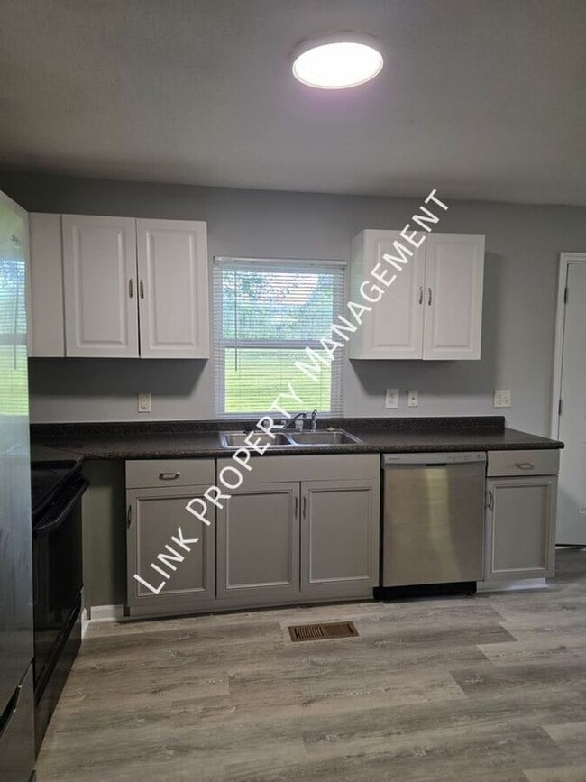 Building Photo - Don't Miss this 3BR/2BA Home with Large Detached Garage & Huge Backyard and Deck