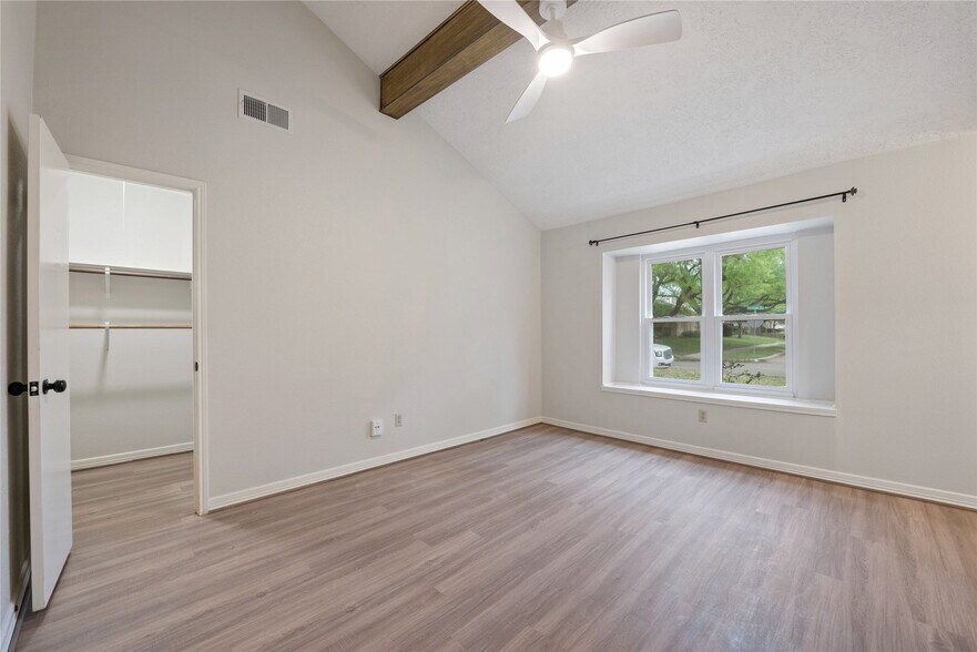 Building Photo - 11805 Southlake Dr