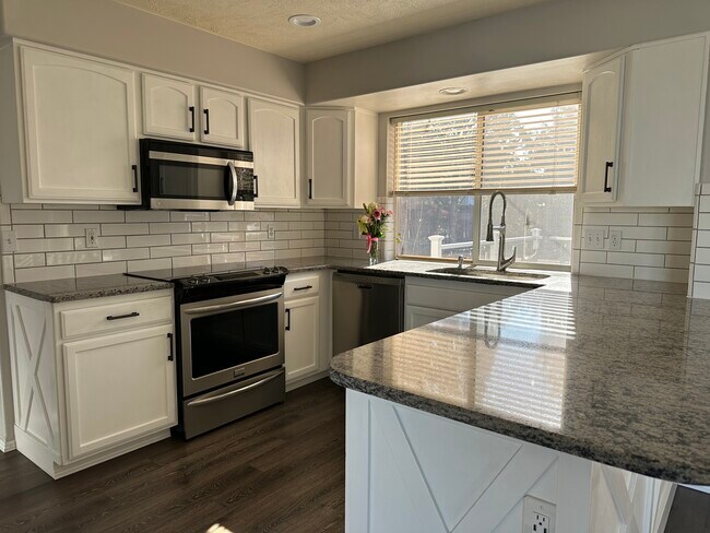 Building Photo - 23812 E Maxwell Ave