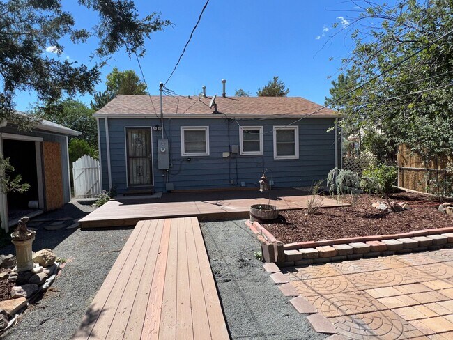 Building Photo - Cute East Denver Bungalow