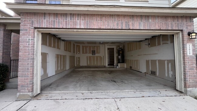 Building Photo - * Make this spacious home in Helotes off B...