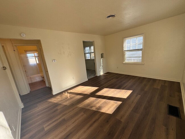 Building Photo - Cozy 2 Bed, 1 Bath House with Updated Floo...