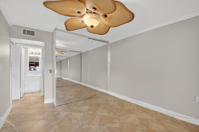 Building Photo - 447 Flanders I