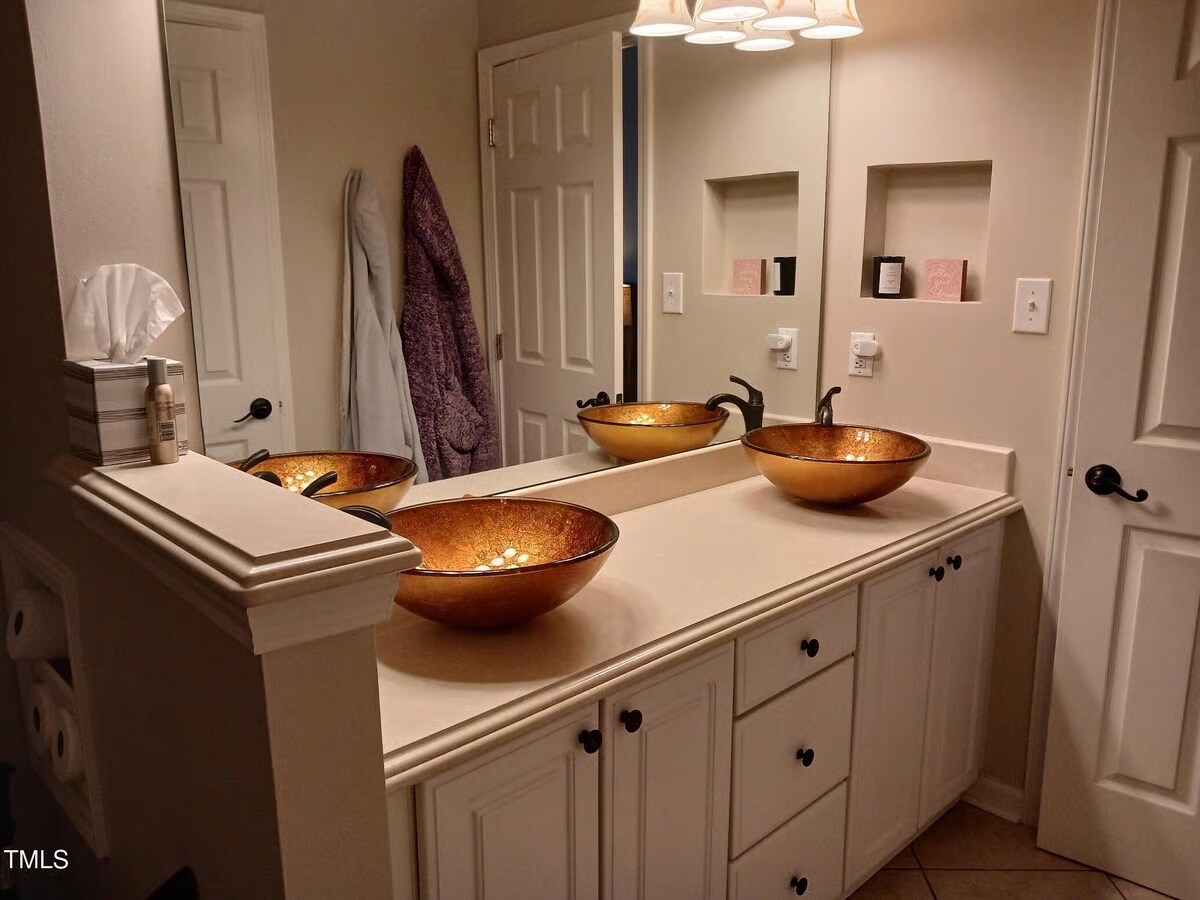 Building Photo - Room in Condo on Springfork Dr