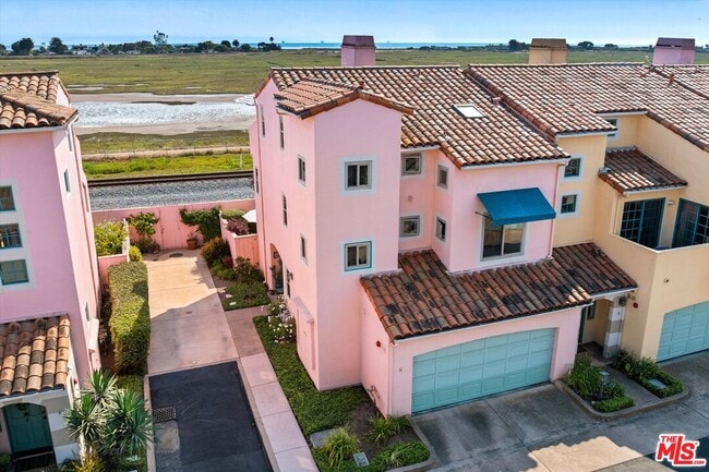 Building Photo - 4297 Carpinteria Ave