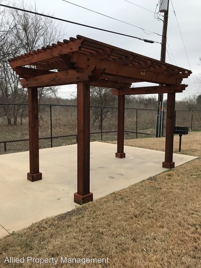 Building Photo - 2406 S University Parks Dr