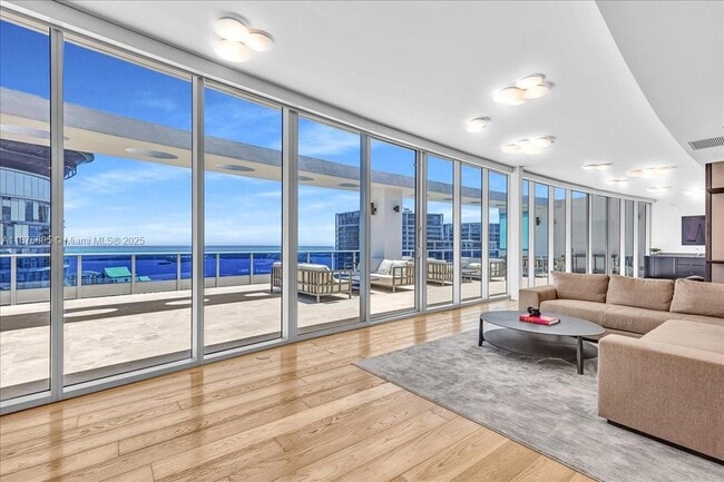 Building Photo - 200 Biscayne Blvd Way