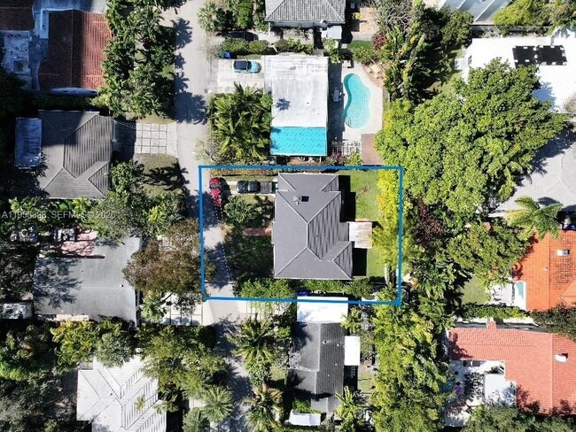 Building Photo - 811 NE 70th St