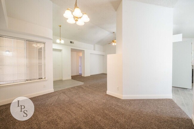 Building Photo - North Fresno Home in CUSD, 3BR/2BA, Beautiful Updates - Lots of Amenities!