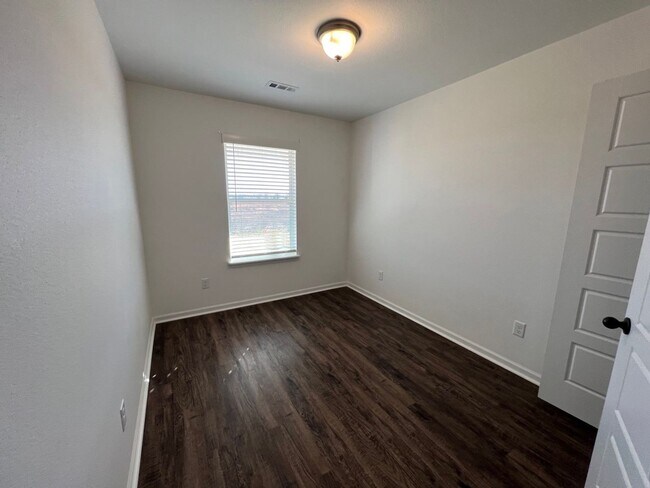 Building Photo - New 3 Bedroom Townhome ($999 Per Month)