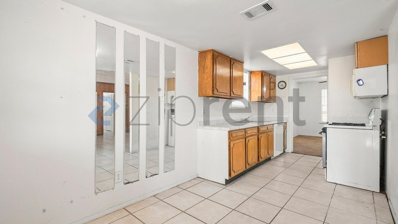 Building Photo - Unit