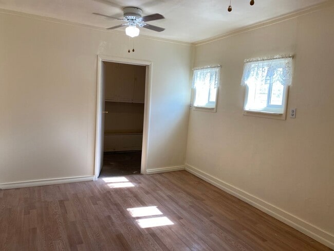 Building Photo - 2 bedroom 1 bath cottage