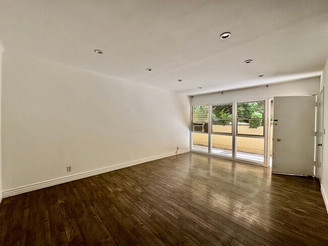 Building Photo - 337 Rexford Dr