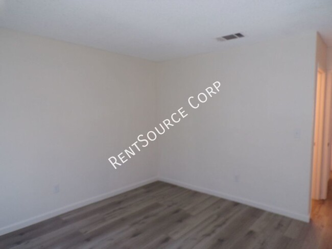 Building Photo - 2 Bedroom 2 Bath Condo for Rent in Barstow