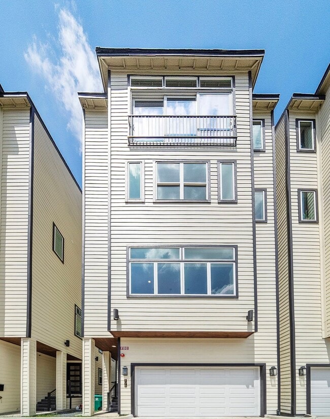 Building Photo - 907 W 16th St