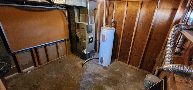 Building Photo - Oldham County Beauty!  Completely Renovated!  ALL NEWer Appliances!  ALL NEWer Flooring & Paint! ...