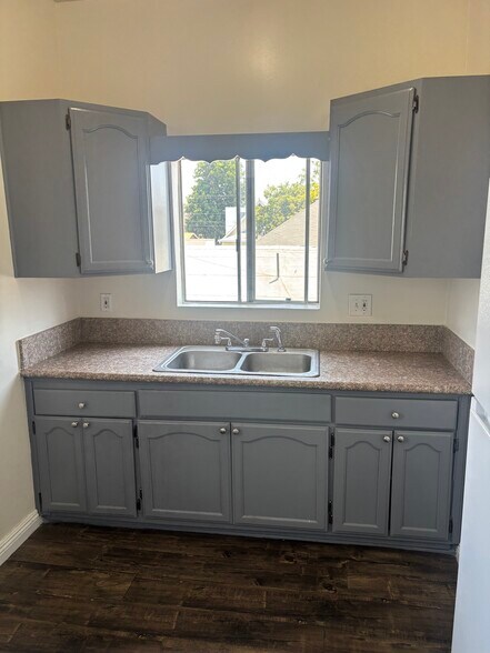Updated Kitchen - 1581 1/2 W 36th Pl