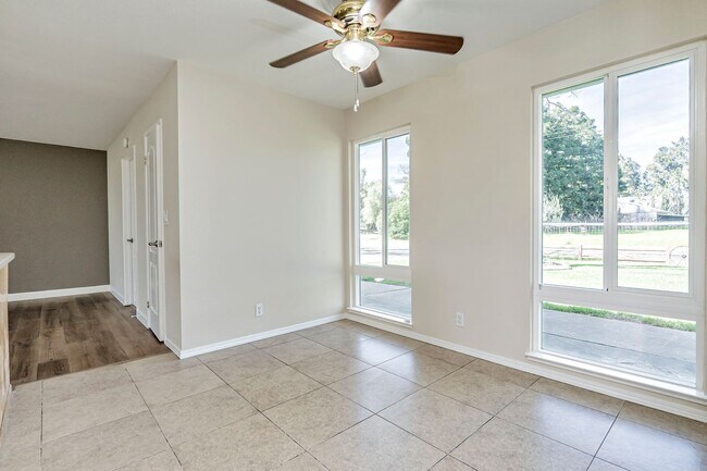 Building Photo - 25265 Carlsbad Ave