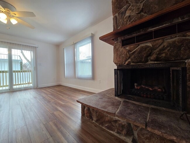 Building Photo - Beautiful and large Cedar Falls House