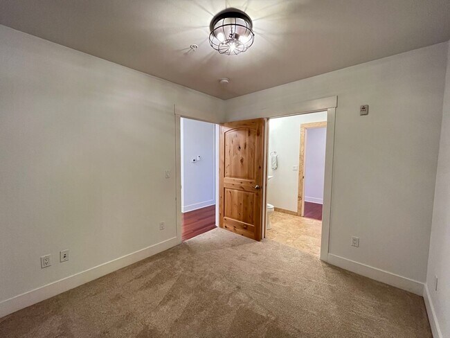 Building Photo - 2 Bed + 2 Bath Condo in the Belmont District Portland ~ Secured Garage Parking, Washer & Dryer in...