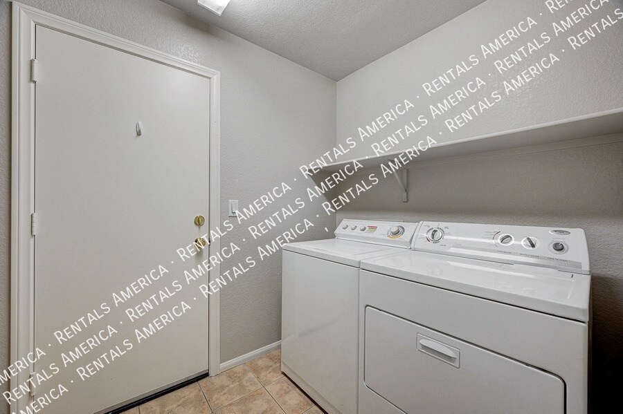 Building Photo - 10567 Foggy Glen Ave