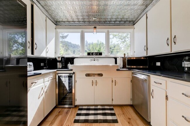 Building Photo - Beautifully Renovated 5 Bedroom Farmhouse outside of Newberg