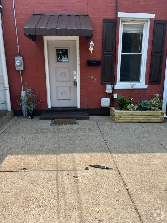 Building Photo - 2 Bed 1 Bath Townhouse for Rent in Lawrenc...