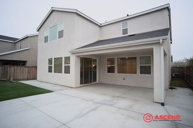 Building Photo - Luxurious 5 bedroom located in Gossamer Grove!