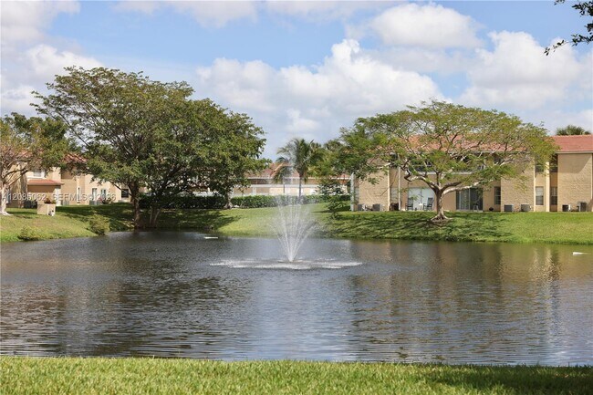 Building Photo - 909 Twin Lakes Dr