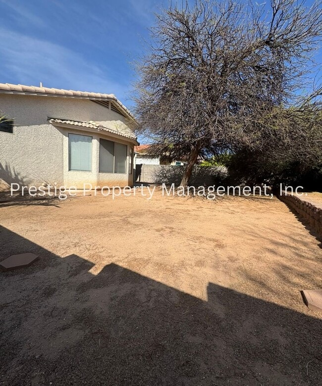 Building Photo - This charming 3+den/2 Bath East Home Is just What You Need!!