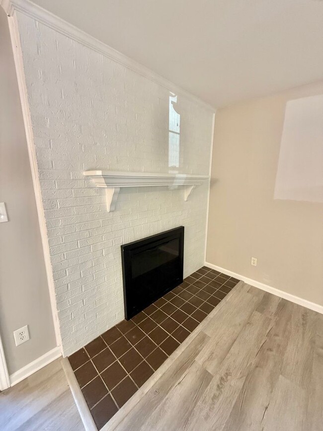 Building Photo - South Charlotte 2 Bedroom Garden Unit, Immediate move in!