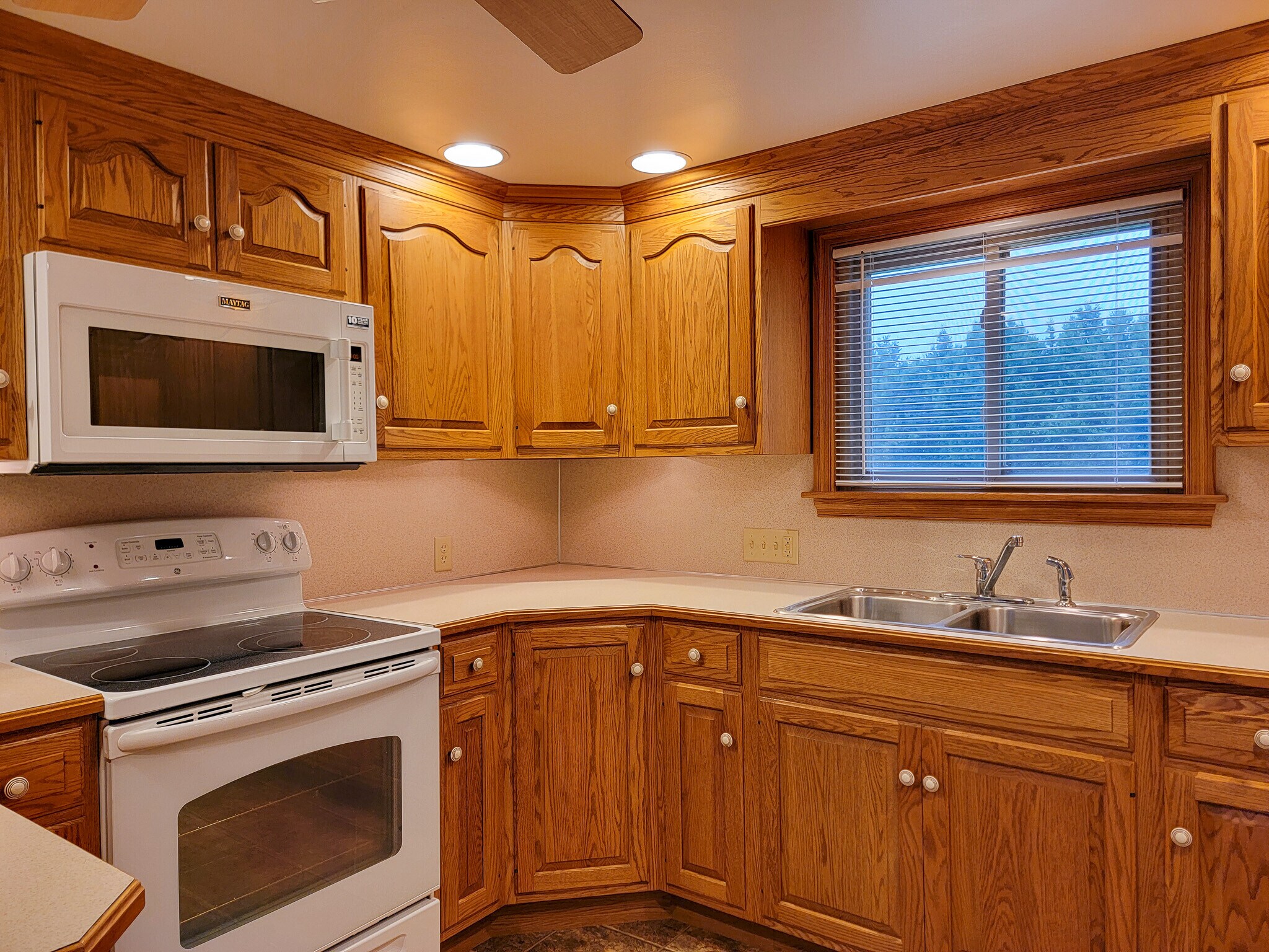 Building Photo - 902 Maple Ln