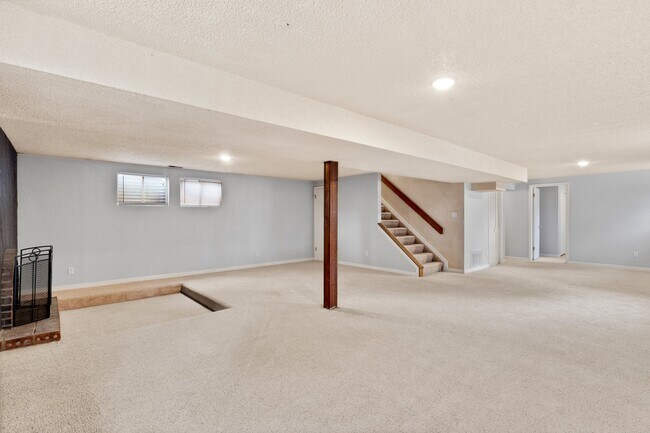 Building Photo - 3020 Avondale Dr
