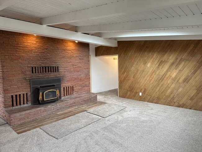 Building Photo - Beautifully updated 2 bedroom 1 bath home ...