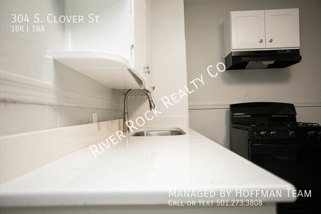 Building Photo - 304 S Clover St