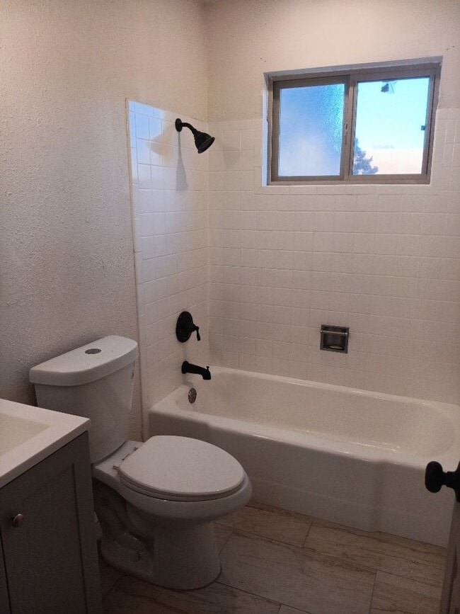 Building Photo - Charming 2-bedroom, 1-bathroom! Showings available soon!