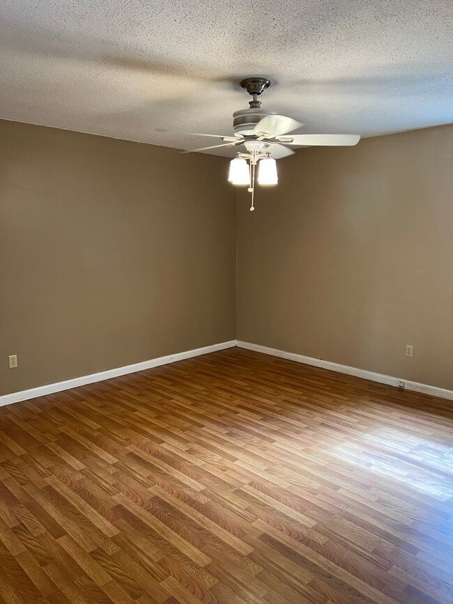 Building Photo - 203 Courtney Pl