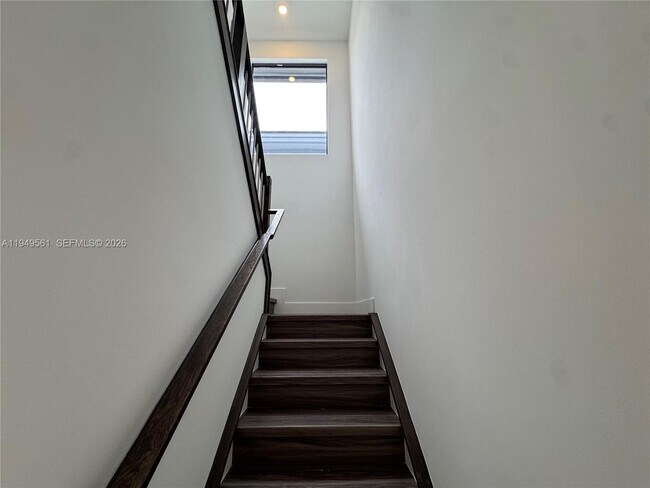 Building Photo - 19749 NE 16th Pl