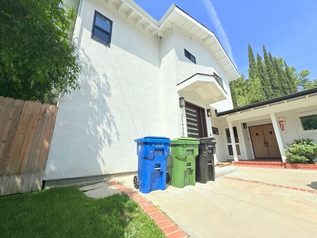 Building Photo - Beautifully Renovated 3-Bedroom Home in We...