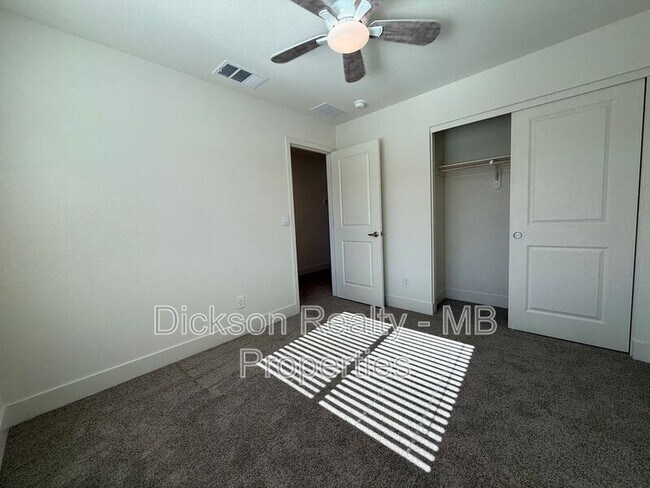 Building Photo - 1640 Prancer St