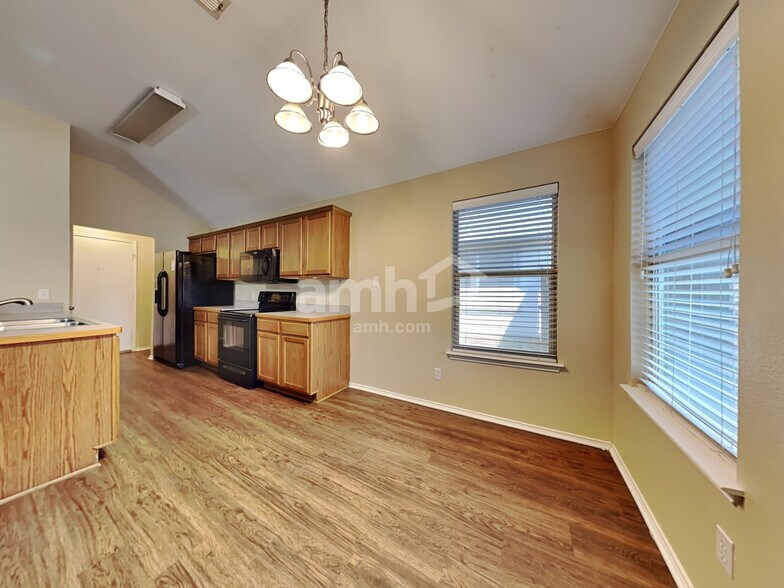 Building Photo - 1576 Sandhurst Dr