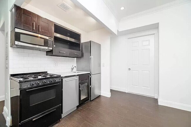 Building Photo - 328 E 4th St