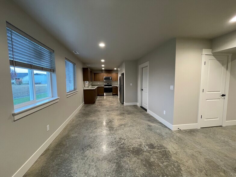 Building Photo - 412 W 1st St