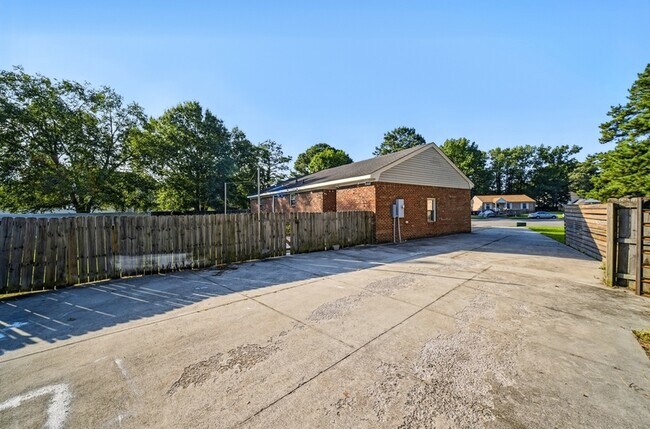 Building Photo - 1128 Grandy Ct
