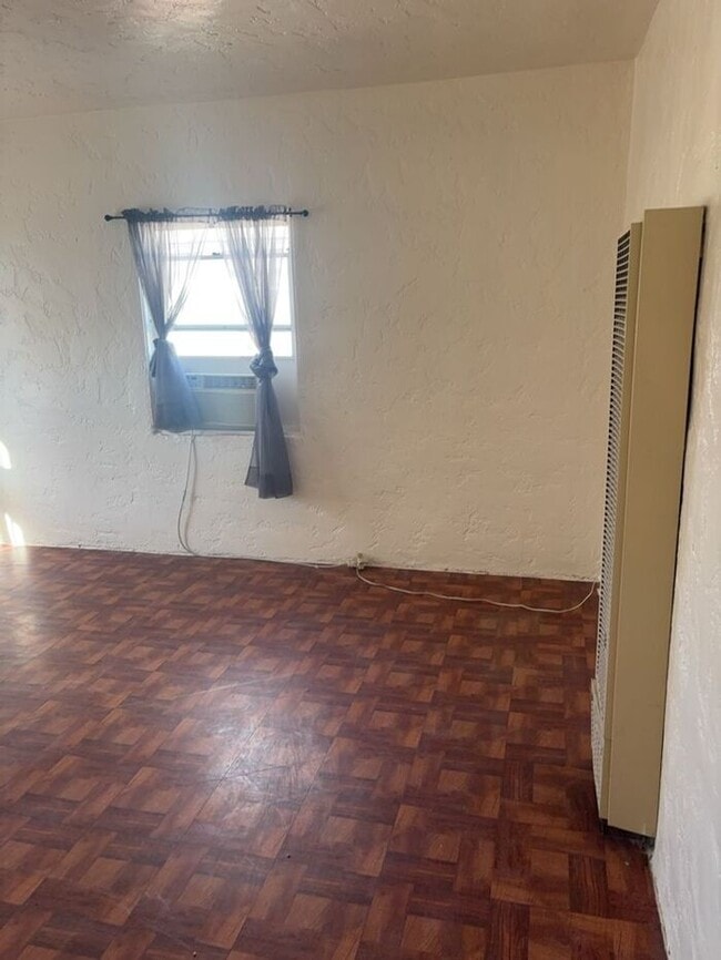 Building Photo - 204 W Kelso St