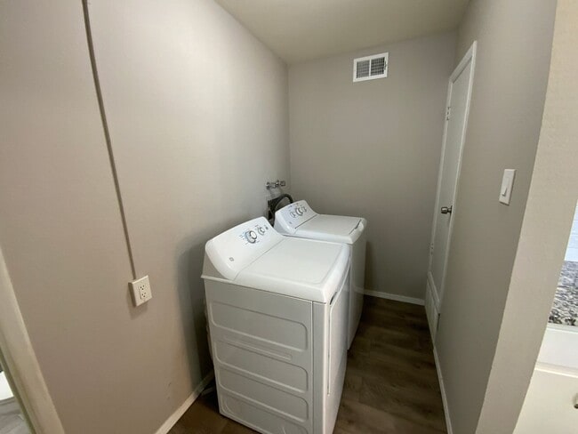 Building Photo - 3 Bedroom Single Story Home Available Near...